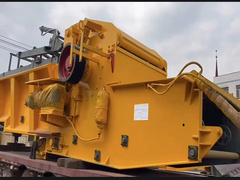 Großes hölzernes umfassendes crsuher bereit zu gehen